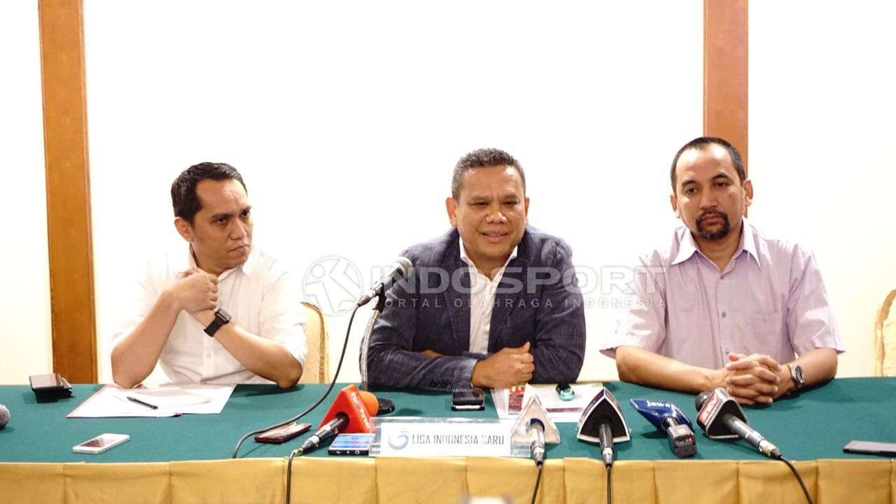 Kiri ke kanan: Tigor Shalom Boboy (eks COO PT LIB), Berlington Siahaan (eks Dirut PT LIB), Risha Adi Wijaya (eks CEO PT LIB). Copyright: © Herry Ibrahim/INDOSPORT