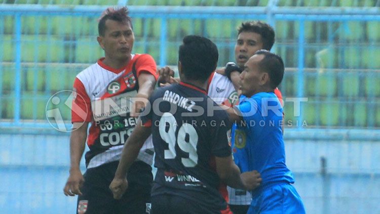 Perselisihan antara pemain PSBK Blitar melawan Persewangi Banyuwangi. Copyright: © Ian Setiawan/INDOSPORT