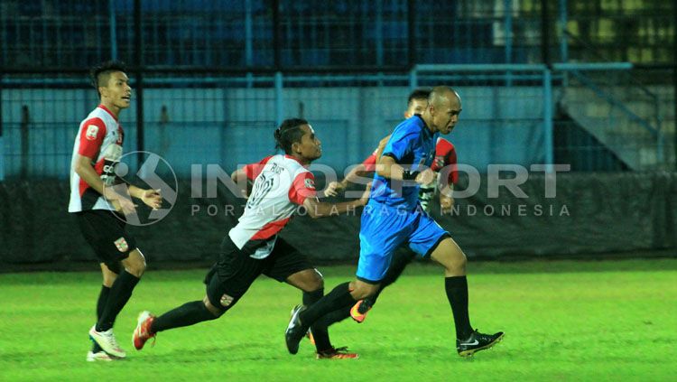 Pemain Persewangi mengejar wasit karena protes terkait pelanggaran penalti tidak digubris. Copyright: &copy; Ian Setiawan/INDOSPORT