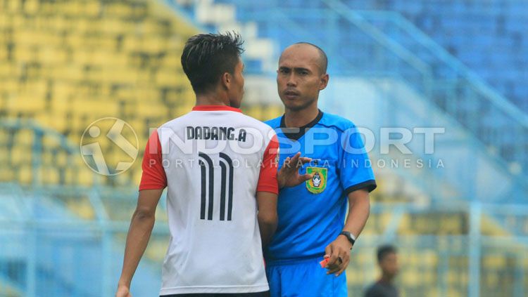 Dadang Apridianto terus mengintervensi keputusan wasit atas berbagai pelanggaran timnya. Copyright: © Ian Setiawan/INDOSPORT