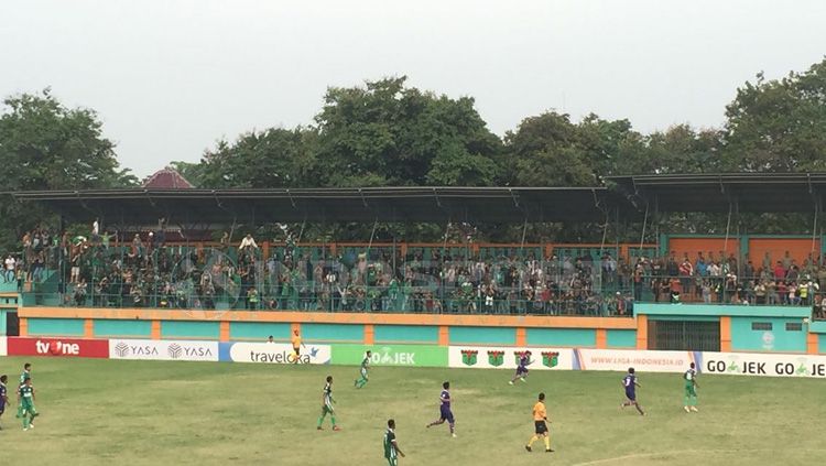 Suasana pertandingan dan suporternya. Copyright: © Muhammad Adiyaksa/INDOSPORT