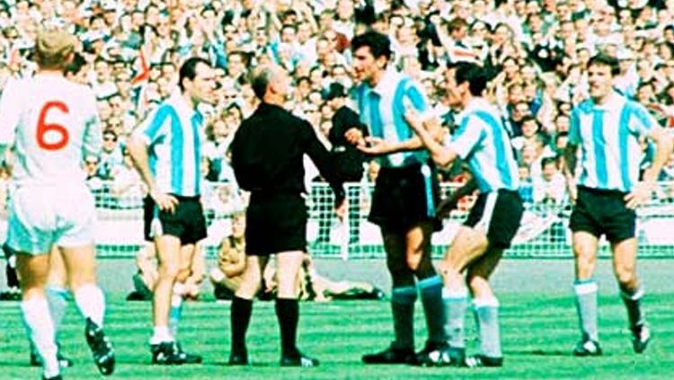 Antonio Rattin saat dikirim keluar lapangan dalam laga Inggris vs Argentina. Copyright: © oldschoolpanini.com