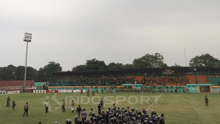 Suporter tampak pada turun dari tribun. Copyright: © Muhammad Adiyaksa/INDOSPORT