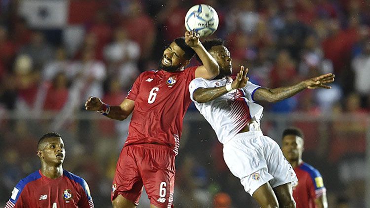 Pemain Panama berebutan bola dengan pemain Kosta Rika. Copyright: © INDOSPORT