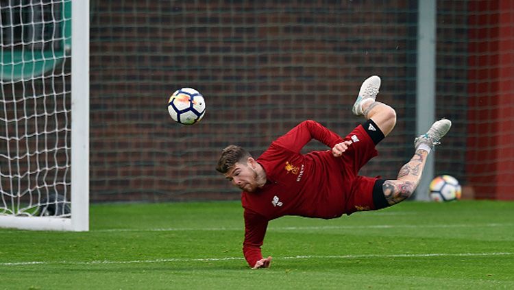 Alberto Moreno saat melakukan tendangan kalajengking. Copyright: © INDOSPORT