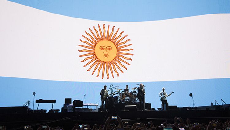 Konser U2 di La Plata ditunda hampir 2 jam demi memberi kesempatan penonton menyaksikan pertandingan Argentina vs Ekuador. Copyright: © U2.com