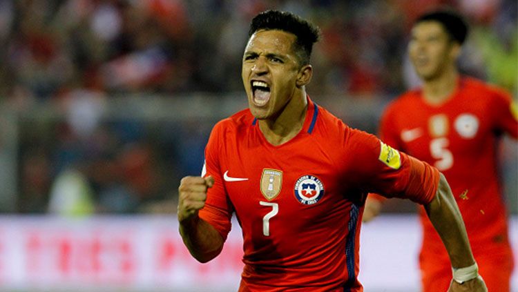 Alexis Sanchez kala membela Timnas Chile. Copyright: © INDOSPORT