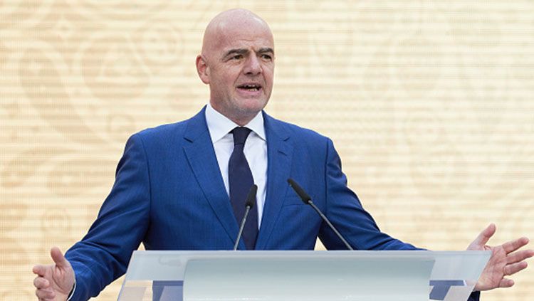 Dunia sepak bola kembali diguncang oleh Covid-19. Kali ini giliran Presiden FIFA, Gianni Infantino, yang dinyatakan positif terjangkit penyakit tersebut. Copyright: © INDOSPORT