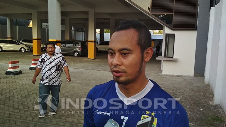 Atep menjadi salah satu pemain senior Persib yang tak diperpanjang kontrak untuk musim depan.  Copyright: © Indosport/M Nur Basri