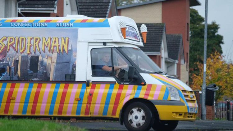 Bob Malcolm, mantan pemain Glasgow Rangers yang kini berdagang es krim. Copyright: © The Sun