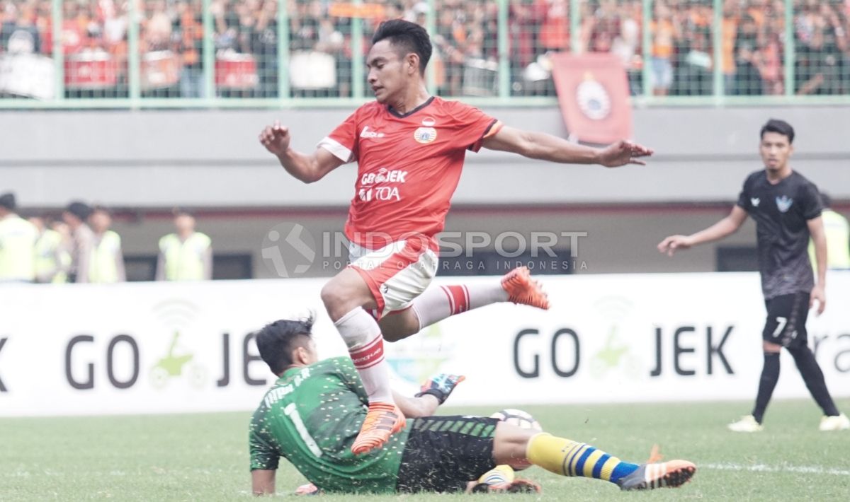 Aksi pemain Persija Jakarta, Abrizal Umanailo digagalkan kiper Persegres, Fitrul Dwi Rustapa. Copyright: © Herry Ibrahim/INDOSPORT