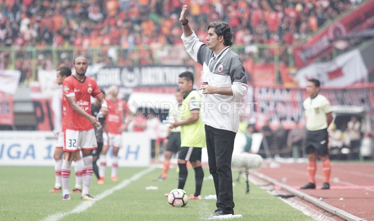 Pelatih Persija Jakarta, Stefano Cugurra Teco (angkat tangan kanan) memberi instruksi kepada pemainnya. Copyright: © Herry Ibrahim/INDOSPORT