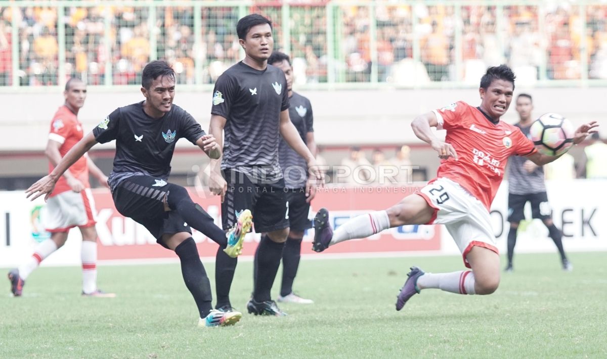 Gelandang Persija, Sandi Sute (kanan) menghalau tendangan pemain Persegres. Copyright: © Herry Ibrahim/INDOSPORT