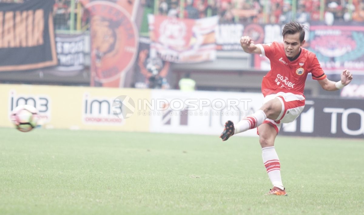 Aksi bek kiri Persija Jakarta, Rezaldi Hehanusa. Herry Ibrahim/INDOSPORT Copyright: © Herry Ibrahim/INDOSPORT