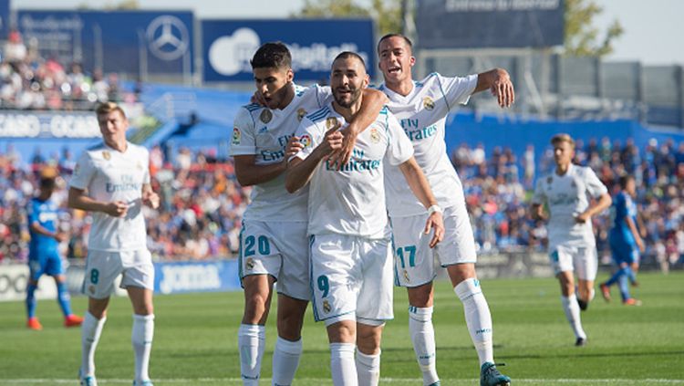 Pemain Real Madrid berselebrasi usai gol Karim Benzema. Copyright: © INDOSPORT