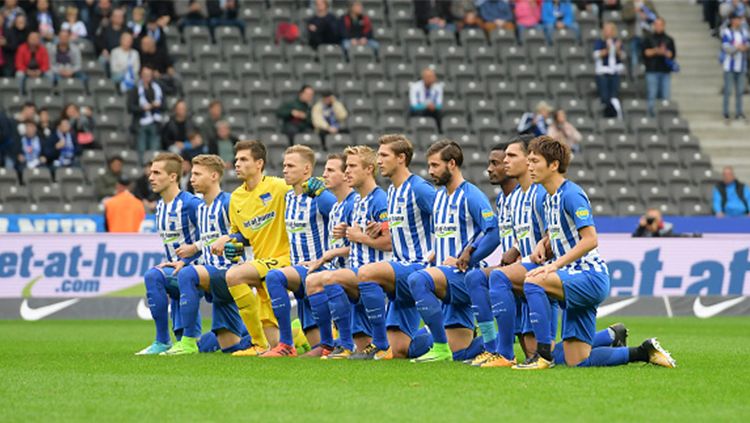 Para pemain Hertha Berlin berlutut sebagai dukungan melawan rasisme dan diskriminasi. Copyright: © INDOSPORT