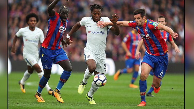 Michy Batshuayi (tengah) mendapat kepungan dari pemain Crystal Palace. Copyright: © INDOSPORT