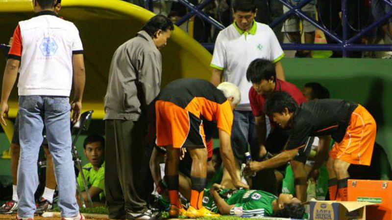 Jumadi Abdi terkapar di pinggir lapangan usai mengalami tendangan di perutnya. Copyright: © arahbola