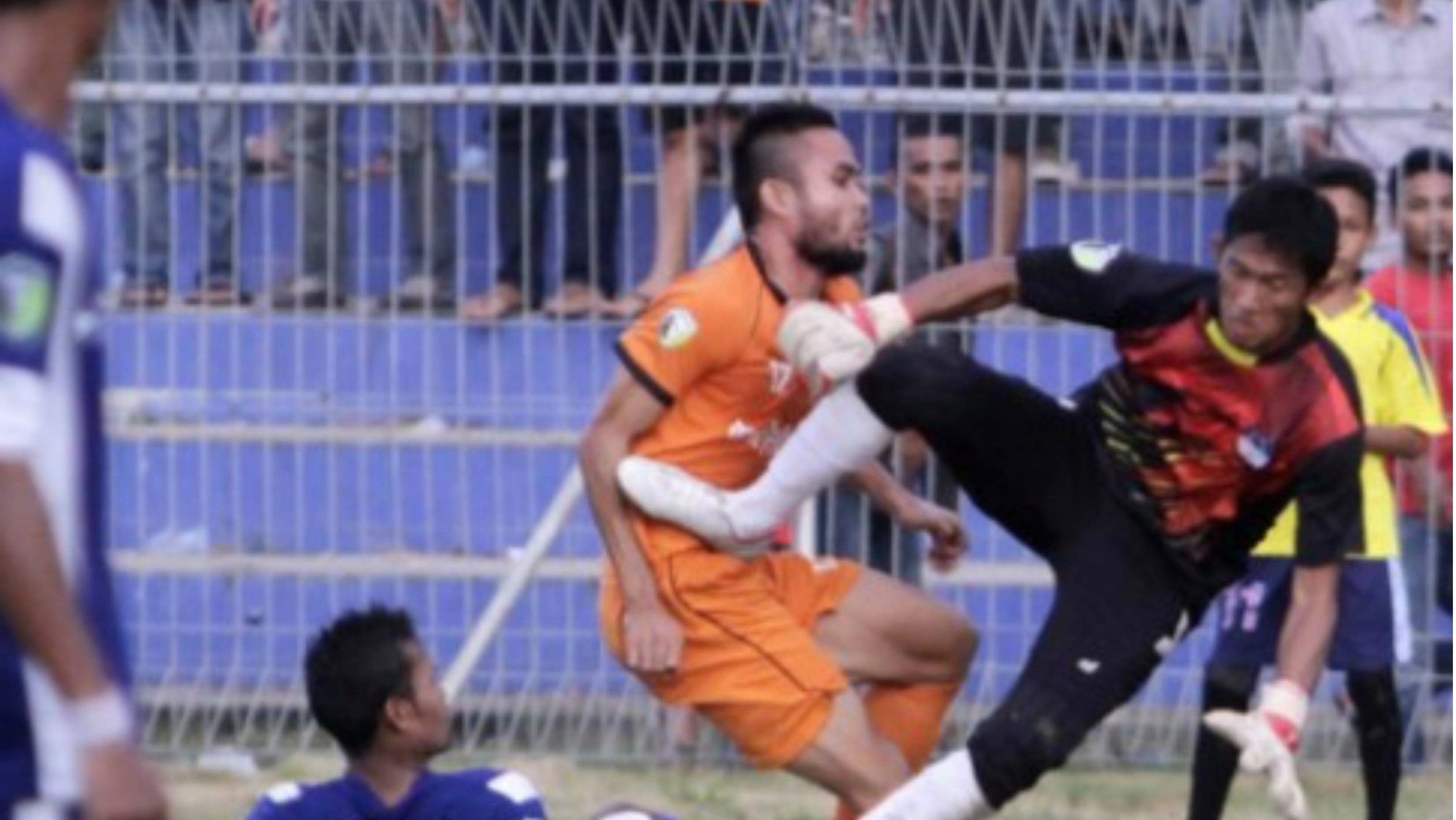 Akly Fairuz ketika diterjang oleh kiper PSAP, Sigli Agus Rohman. Copyright: © Jurnal Warga