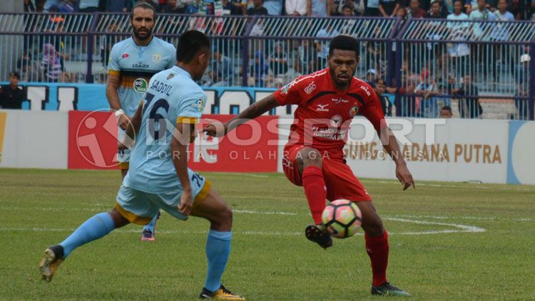 Striker Semen Padang lainnya, Vendry Mofu (kanan) juga dinilai kurang tajam. Copyright: © Taufik Hidayat/INDOSPORT