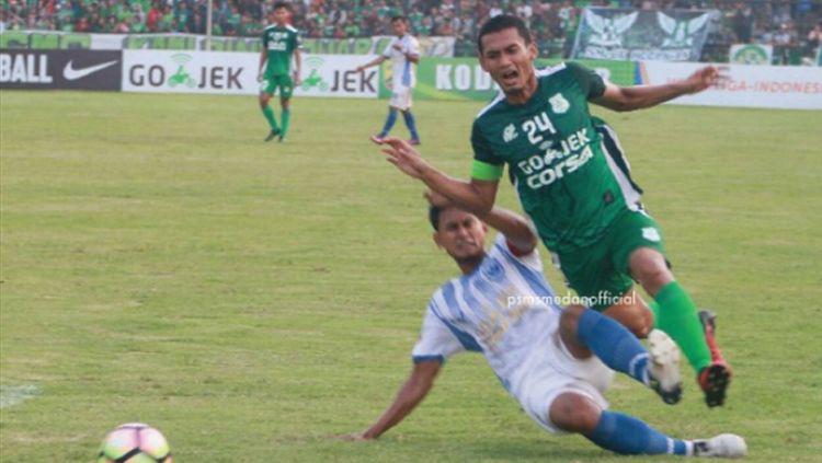 Legimin Raharjo berjibaku dengan lawan. Copyright: © Instagram/@psmsmedanofficial