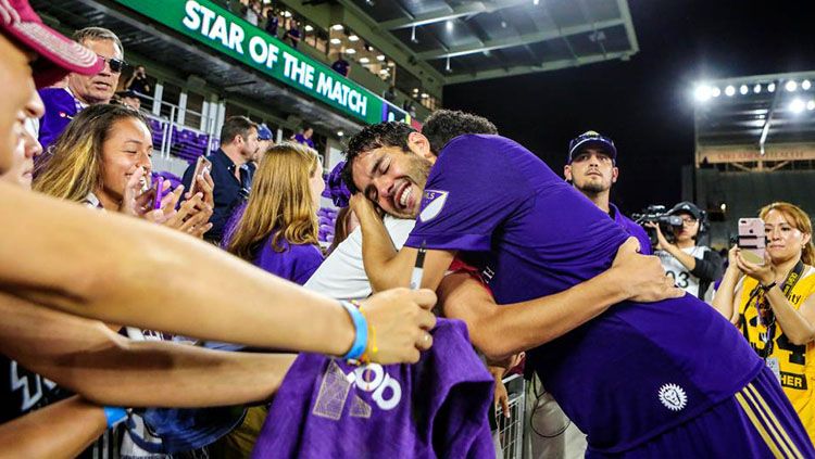 Kaka berpelukan dengan suporter Orlando City. Copyright: © The Sun