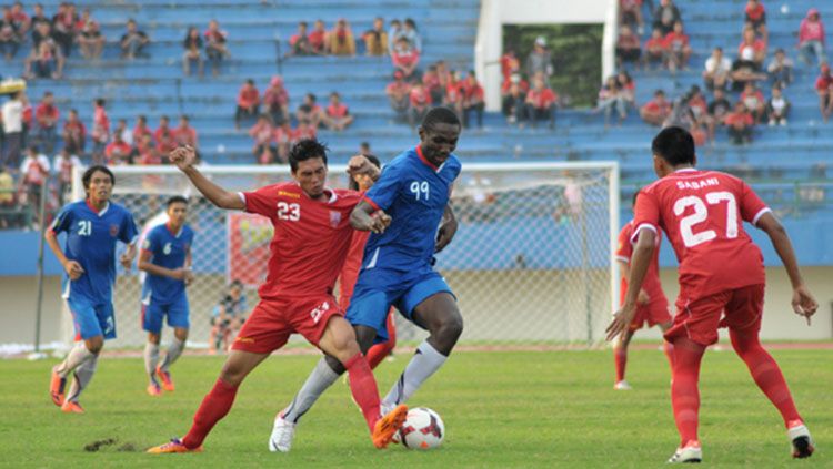 Aksi M Wahyu (merah) saat membela Persis Solo. Copyright: © Kliksolo