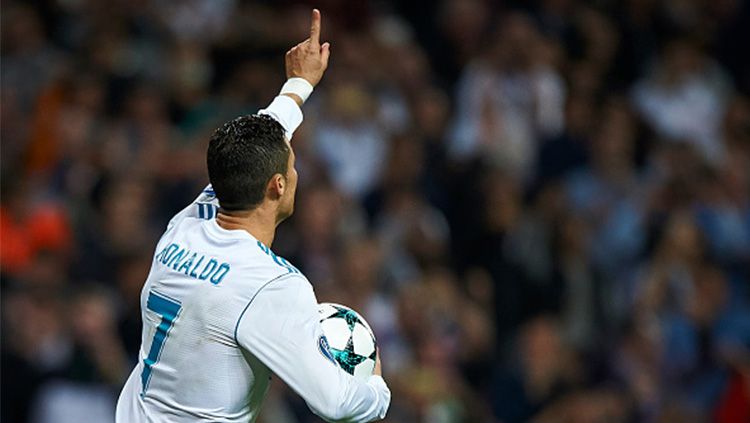 Cristiano Ronaldo berselebrasi usai cetak gol penalti ke gawang Tottenham Hotspur. Copyright: © INDOSPORT