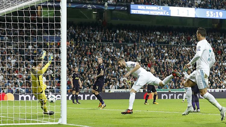 Karim Benzema menyundul bola ke gawang yang dijaga Hugo Lloris. Copyright: © INDOSPORT