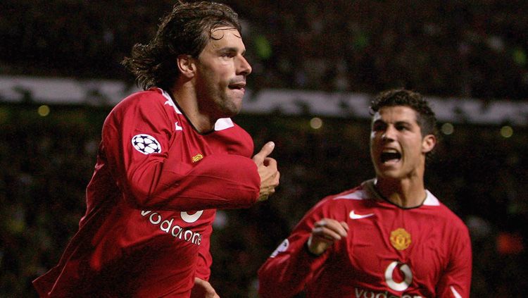 Ruud van Nistelrooy (kiri) berselebrasi dengan Cristiano Ronaldo. Copyright: © Goal.com