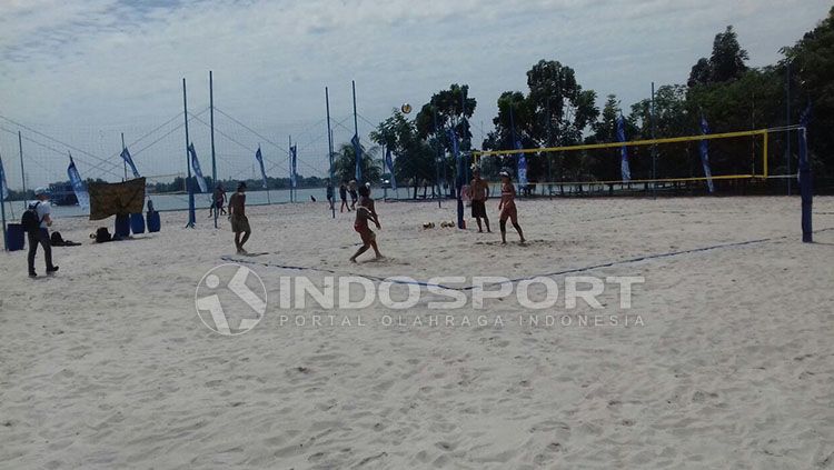 Jelang perhelatan Test Event Beach Volleyball, empat negara melakukan percobaan lapangan voli pantai Jakabaring Sport City (JSC) Palembang. Copyright: © Muhammad Effendi/INDOSPORT