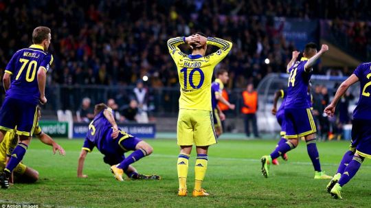 Ekspresi kecewa Eden Hazard pasca gagal mencetak gol lewat titik putih, kontra Maribor 2014 silam. Copyright: © Daily Mail