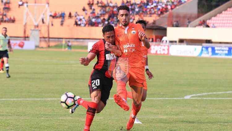 Pemain Persipura Jayapura tampak berusaha menggagalkan aksi Addison Alves. Copyright: © persipurapapua1963