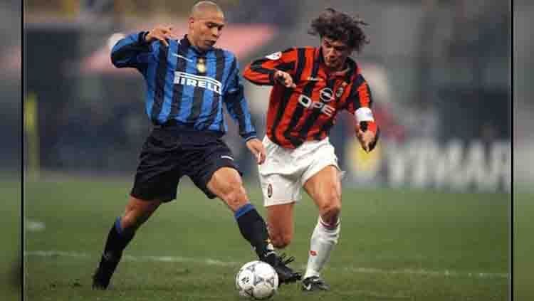 Paolo Maldini (kanan) saat pertama kali menjadi kapten AC Milan. Copyright: © RW Kop