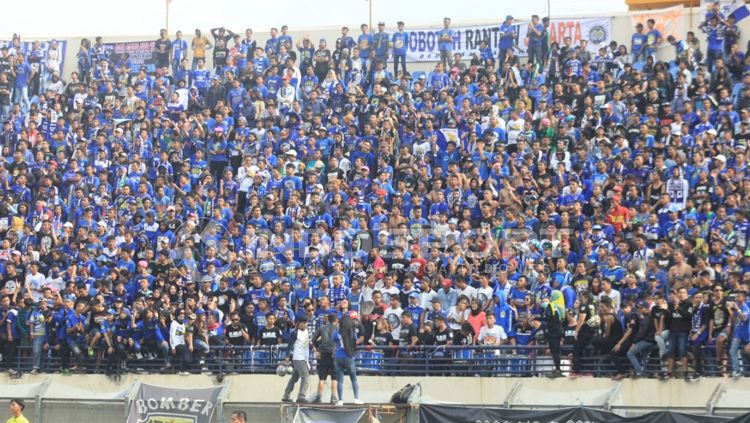 Bobotoh di Stadion Si Jalak Harupat. Copyright: © Arif Rahman/INDOSPORT