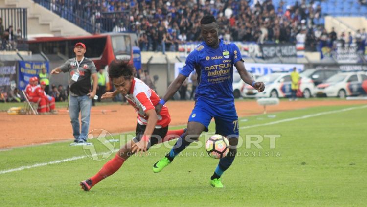 Ezechiel N'Douassel berhasil melewati pemain pemain Madura United. Copyright: © Arif Rahman/INDOSPORT
