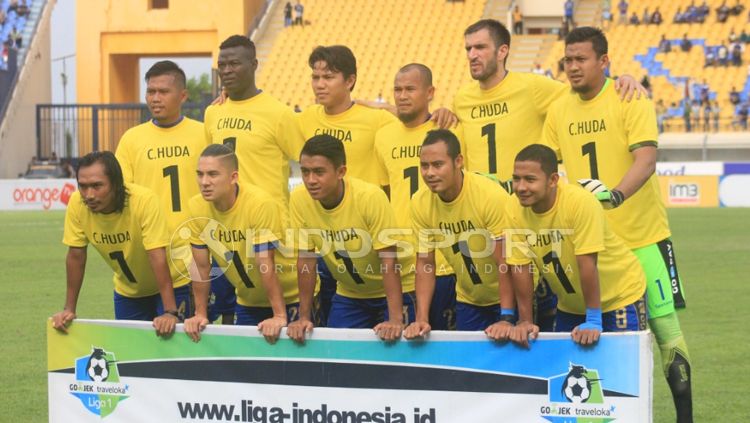 Skuat Persib Bandung melakukan sesi foto dengan mengenakan no 1 Choirul Huda sebelum kick off. Copyright: © Arif Rahman/INDOSPORT
