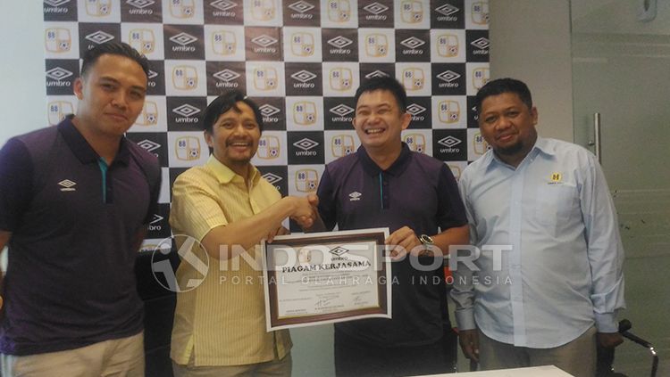Kedua belah pihak saling berjabat tangan usai menandatangani surat kontrak. Copyright: © Zainal Hasan/INDOSPORT