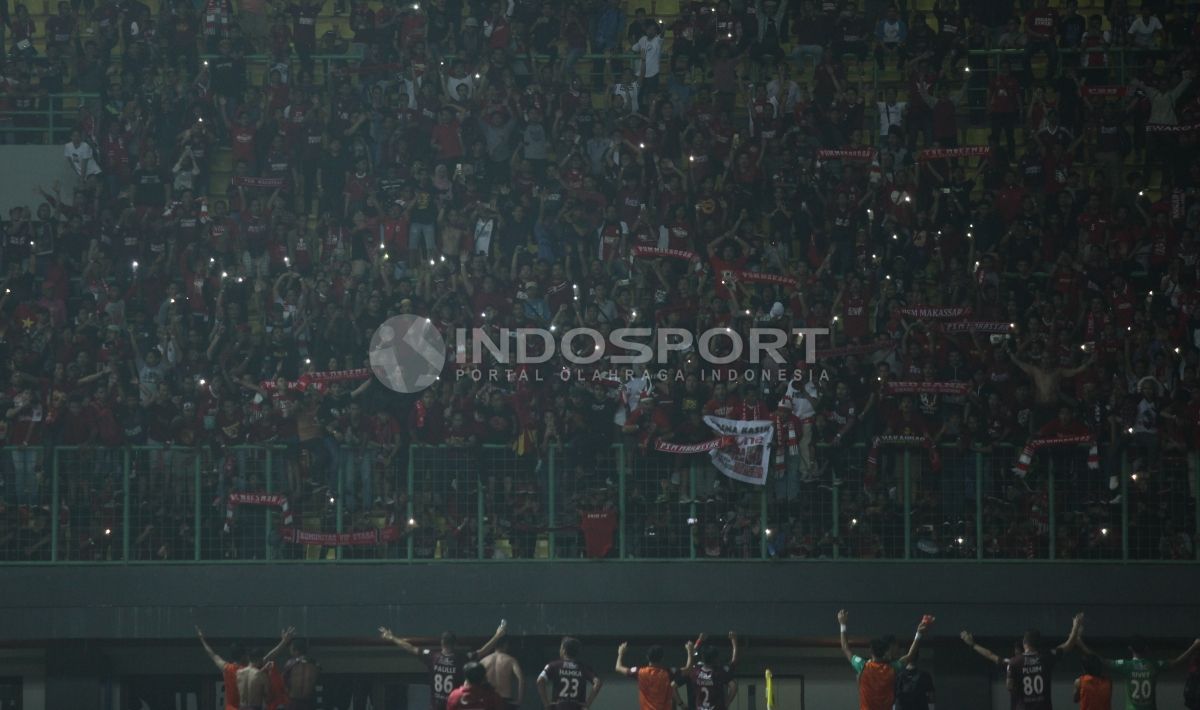 Para pemain PSM Makassar memberi penghormatan kepada para suporter yang datang ke stadion. Copyright: &copy; Herry Ibrahim/INDOSPORT