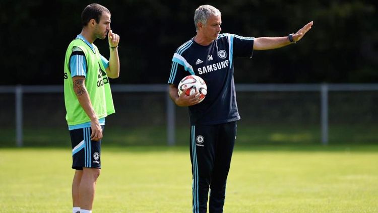 Cesc Fabregas (kiri) dan Jose Mourinho saat masih di Chelsea. Copyright: © INDOSPORT