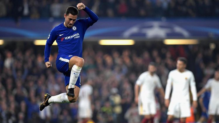Eden Hazard melakukan selebrasi saat usai membobol gawang AS Roma. Copyright: © INDOSPORT