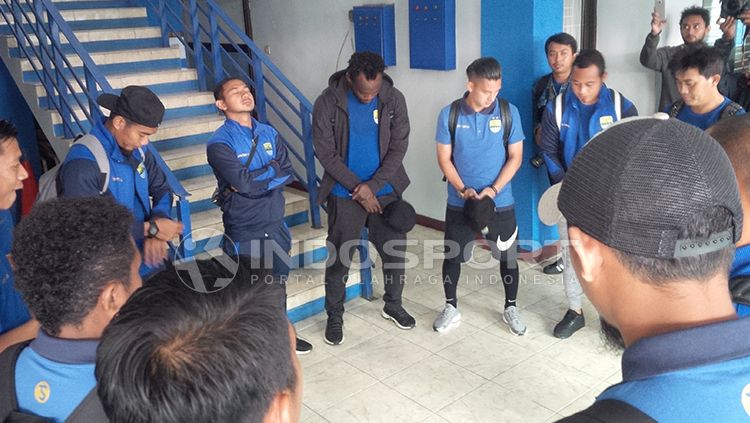 Penggawa Persib Bandung saat mendengarkan instruksi. Copyright: © Arif Rahman/INDOSPORT