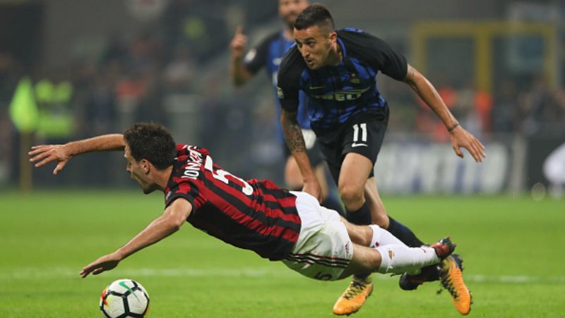 Bonaventura terjatuh dalam pertandingan Derby Milan. Copyright: © INDOSPORT