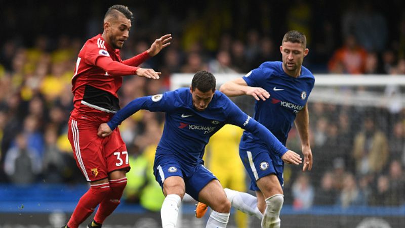 Eden Hazard mendapat kawalan dari pemain Watford. Copyright: © INDOSPORT