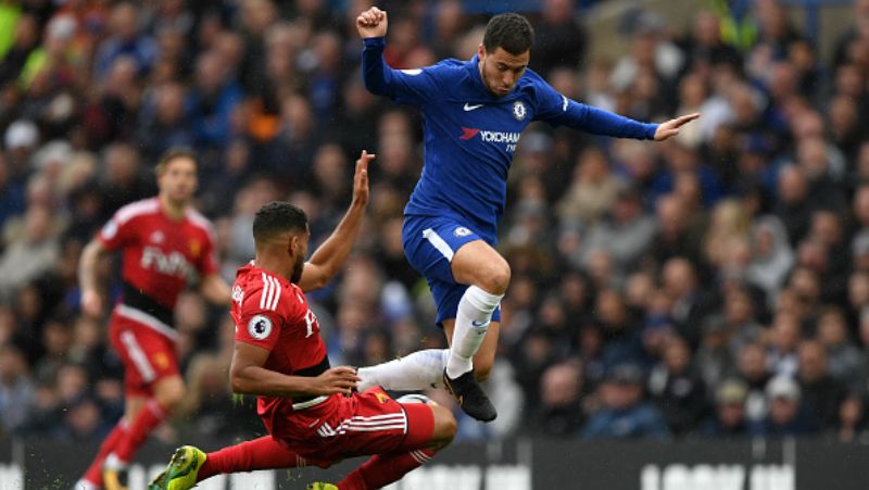 Eden Hazard mendapat kawalan dari pemain Watford. Copyright: © INDOSPORT