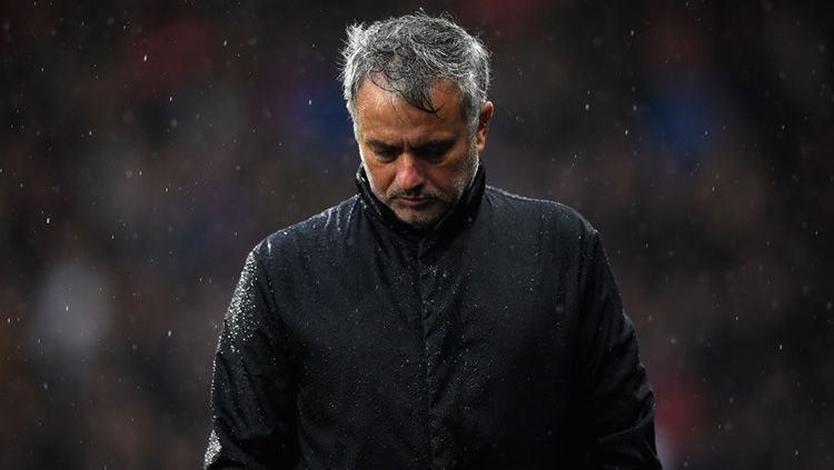Jose Mourinho tertunduk lesu. Copyright: © Getty Images