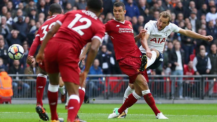 Harry Kane saat mencetak gol ke gawang Liverpool. Copyright: © Getty Images