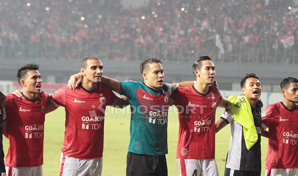 Para penggawa Persija Jakarta menyanyikan lagu Salam Satu Jiwa bersama suporter usai pertandingan. Herry ibrahim/INDOSPORT Copyright: © Herry ibrahim/INDOSPORT