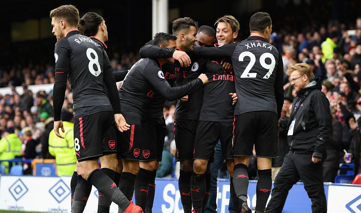 Selebrasi para pemain Arsenal setelah Mesut Ozil cetak gol ke gawang Everton. Copyright: © INDOSPORT