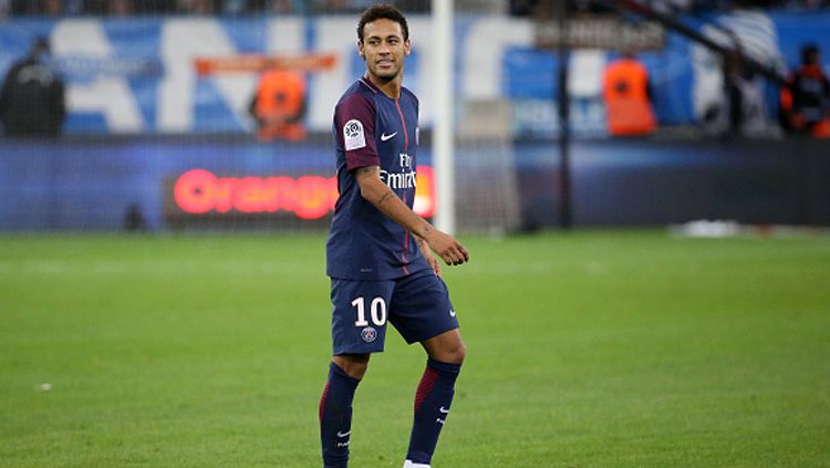 Neymar tersenyum pasca menerima kartu merah. Copyright: © INDOSPORT